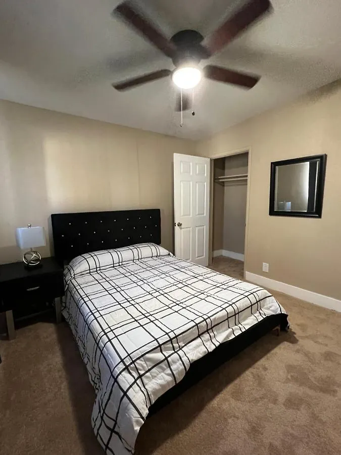 Central 3 Bedroom Flat W/ Private Yard Las Vegas Apartman
