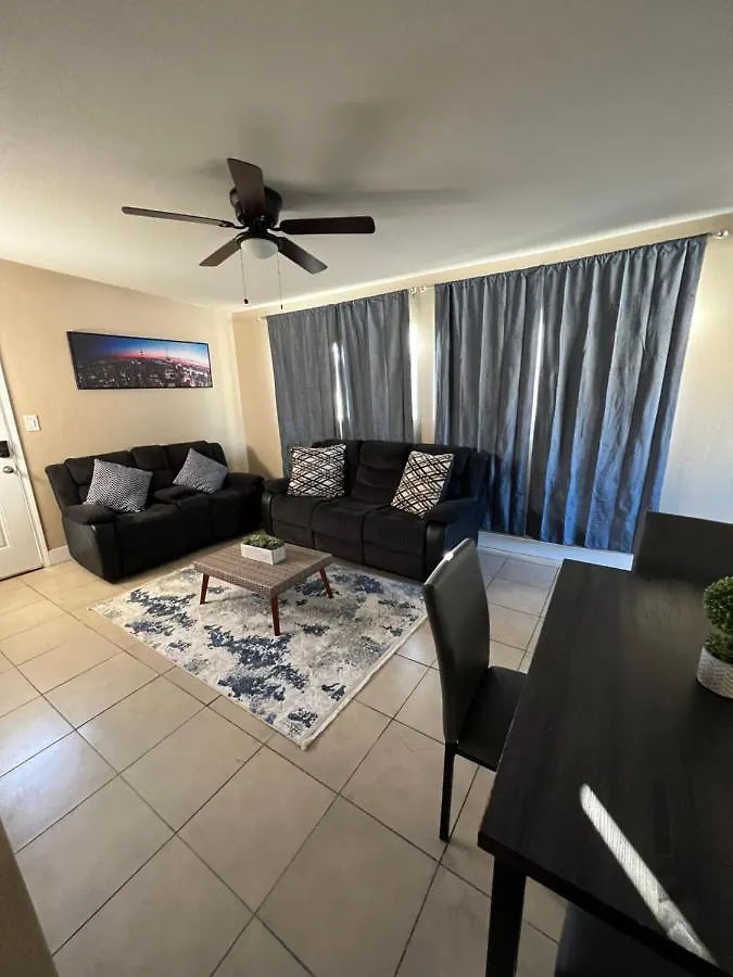 Central 3 Bedroom Flat W/ Private Yard Las Vegas