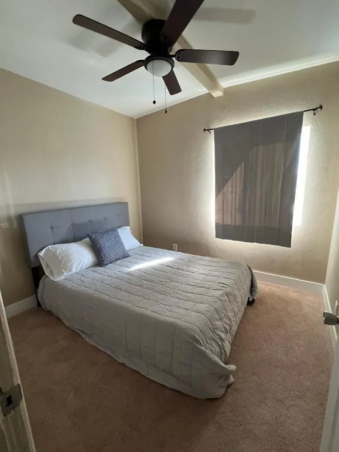 Central 3 Bedroom Flat W/ Private Yard Las Vegas
