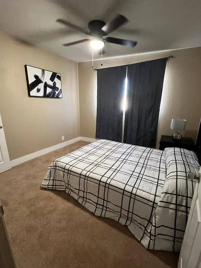 Central 3 Bedroom Flat W/ Private Yard Las Vegas 0*,